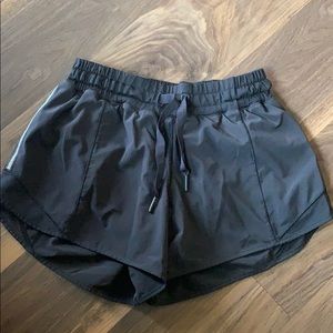 Lululemon Women’s Hotty Hot Short 2.5” - size 4